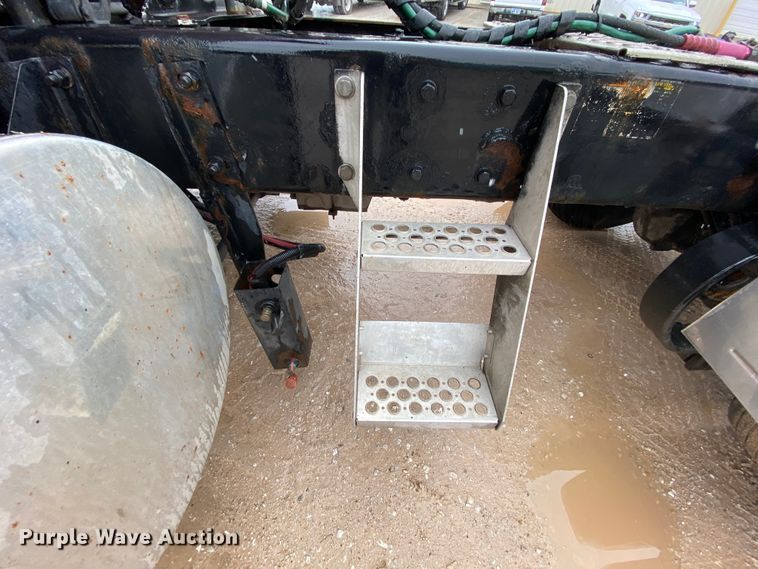 image for item HR9285 2012 Kenworth T700  semi truck