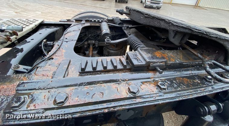 image for item HR9285 2012 Kenworth T700  semi truck