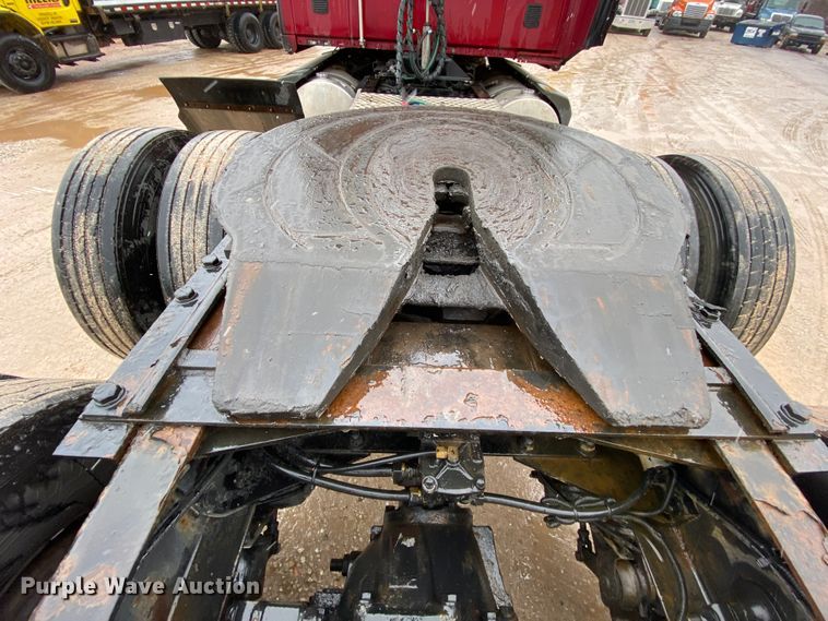 image for item HR9285 2012 Kenworth T700  semi truck