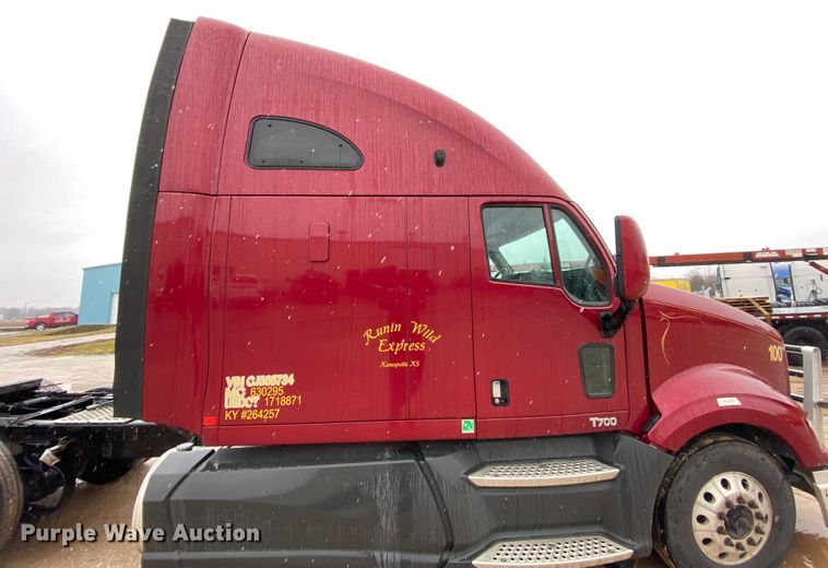 image for item HR9285 2012 Kenworth T700  semi truck