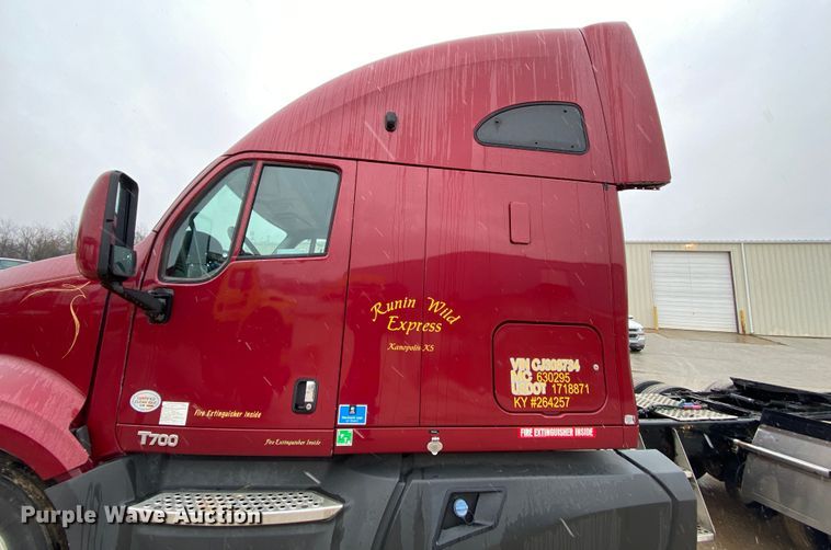 image for item HR9285 2012 Kenworth T700  semi truck
