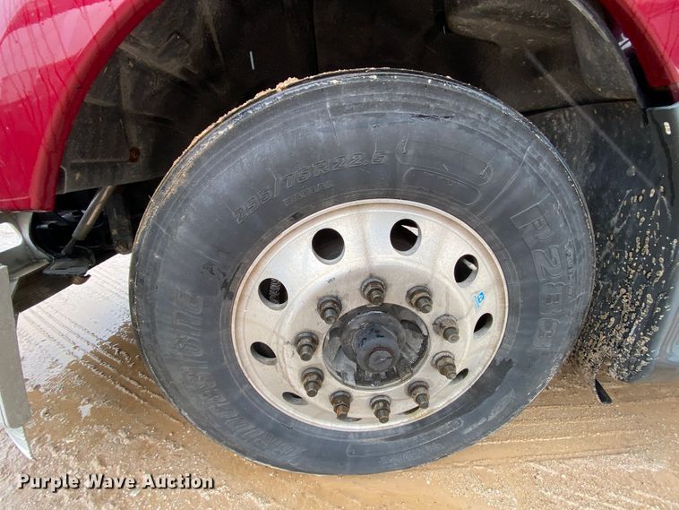 image for item HR9285 2012 Kenworth T700  semi truck