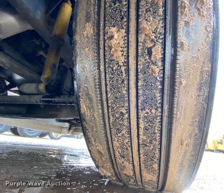 image for item HR9285 2012 Kenworth T700  semi truck