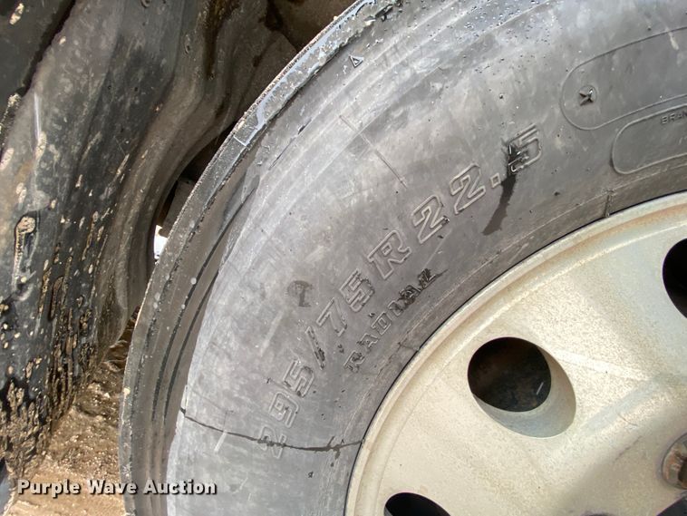 image for item HR9285 2012 Kenworth T700  semi truck