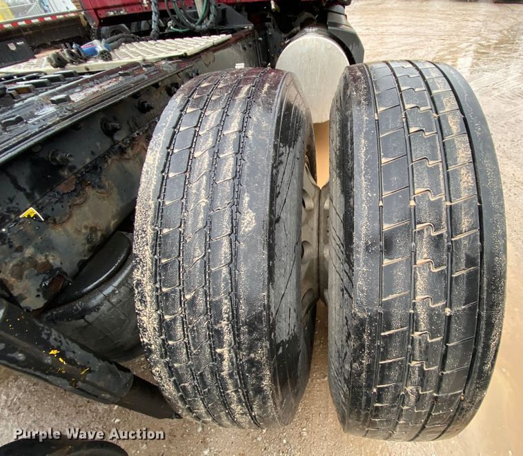 image for item HR9285 2012 Kenworth T700  semi truck