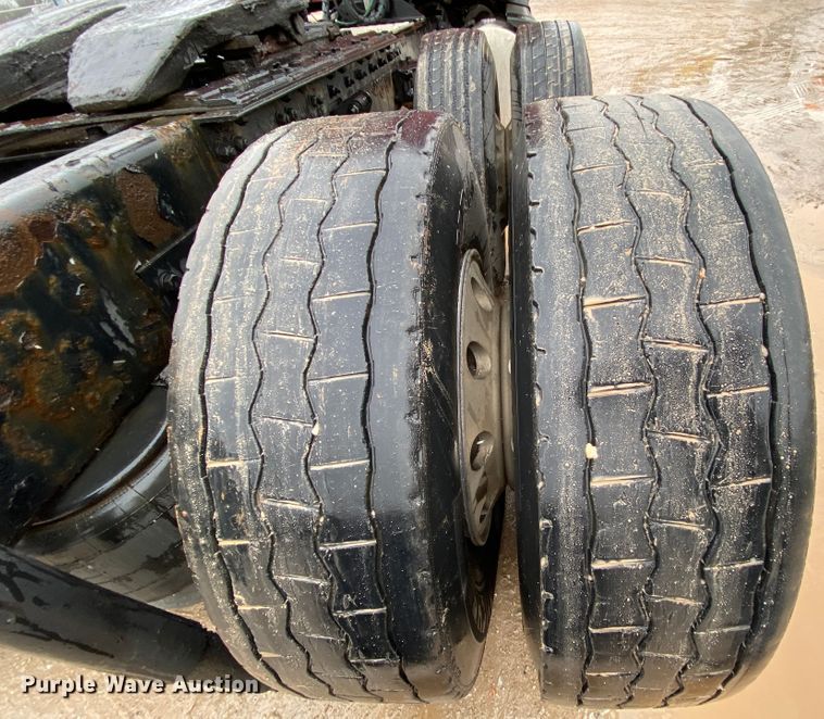 image for item HR9285 2012 Kenworth T700  semi truck