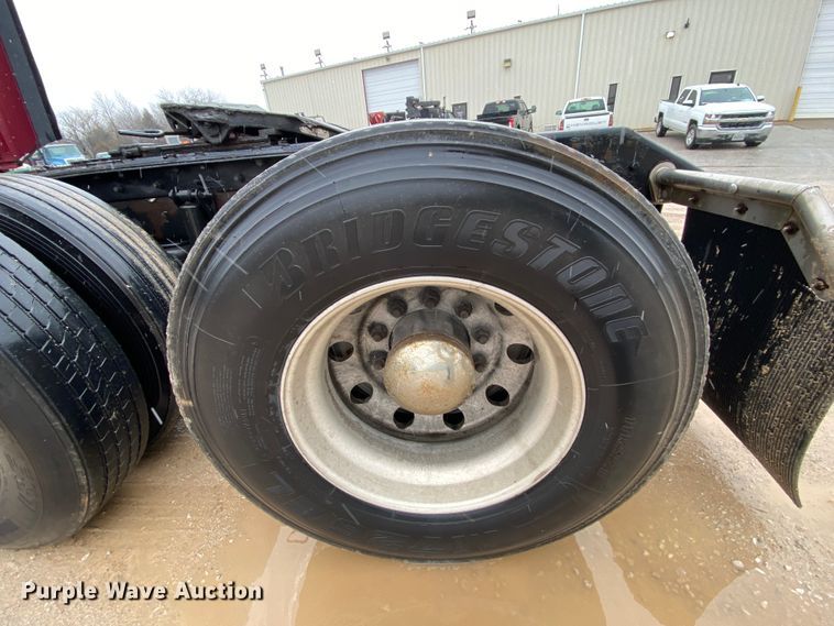 image for item HR9285 2012 Kenworth T700  semi truck