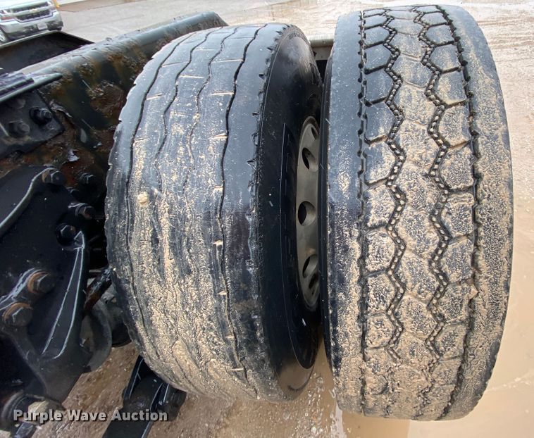 image for item HR9285 2012 Kenworth T700  semi truck