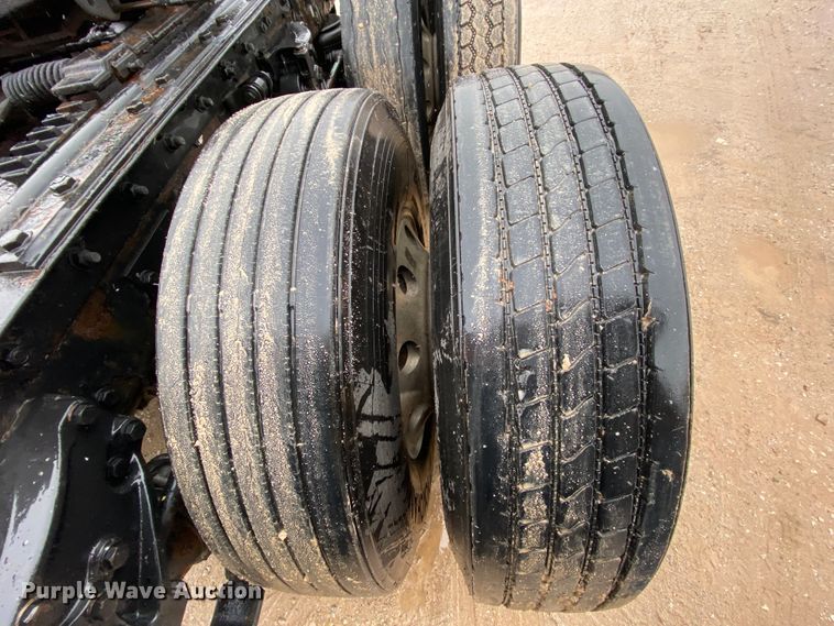 image for item HR9285 2012 Kenworth T700  semi truck