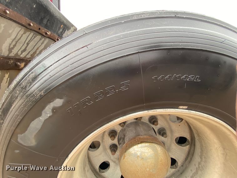 image for item HR9285 2012 Kenworth T700  semi truck