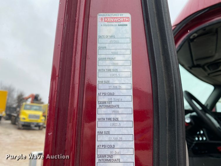 image for item HR9285 2012 Kenworth T700  semi truck