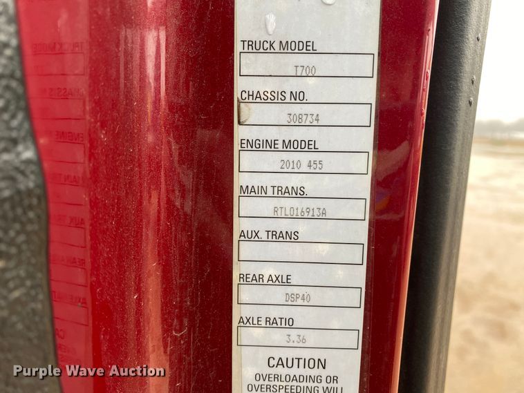 image for item HR9285 2012 Kenworth T700  semi truck