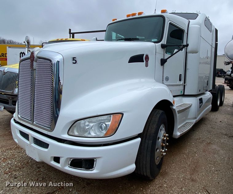 image for item HR9286 2013 Kenworth T660  semi truck