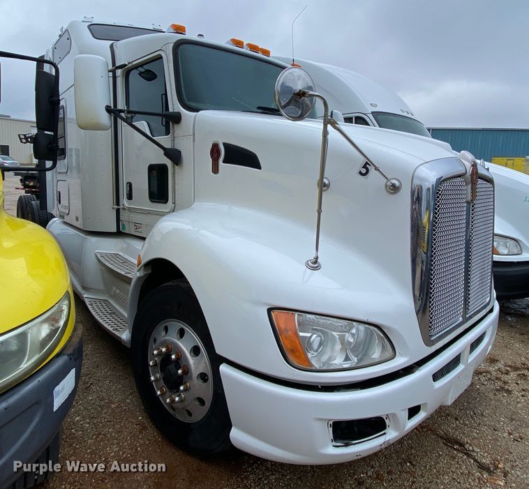 image for item HR9286 2013 Kenworth T660  semi truck