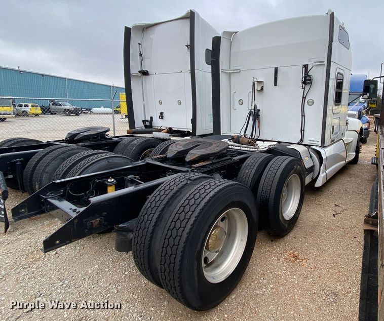 image for item HR9286 2013 Kenworth T660  semi truck