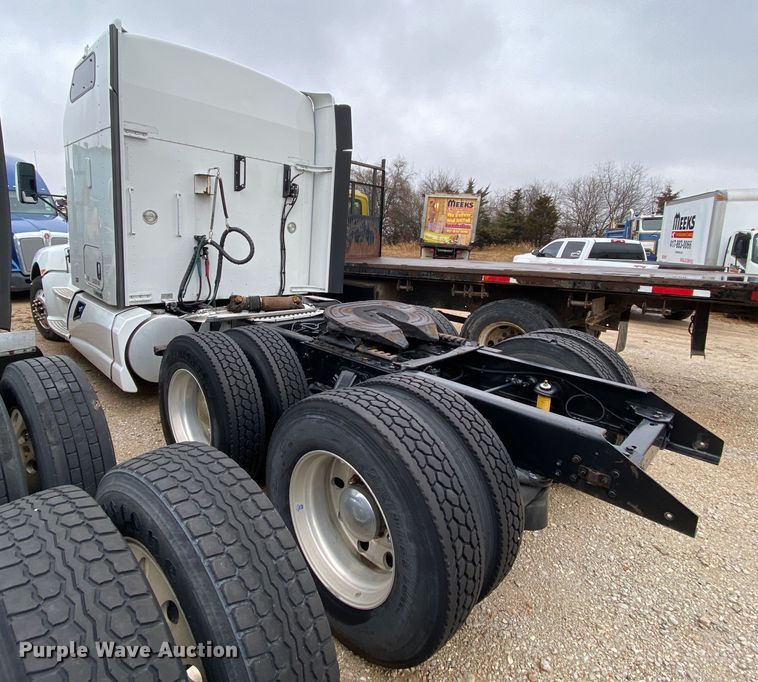 image for item HR9286 2013 Kenworth T660  semi truck