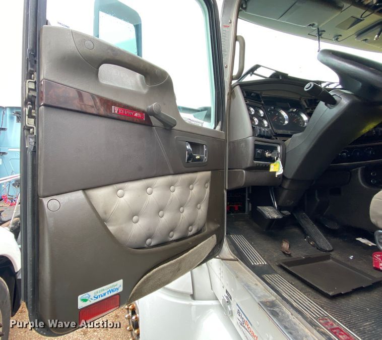 image for item HR9286 2013 Kenworth T660  semi truck