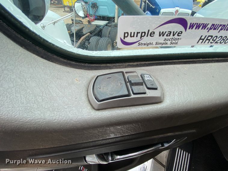 image for item HR9286 2013 Kenworth T660  semi truck