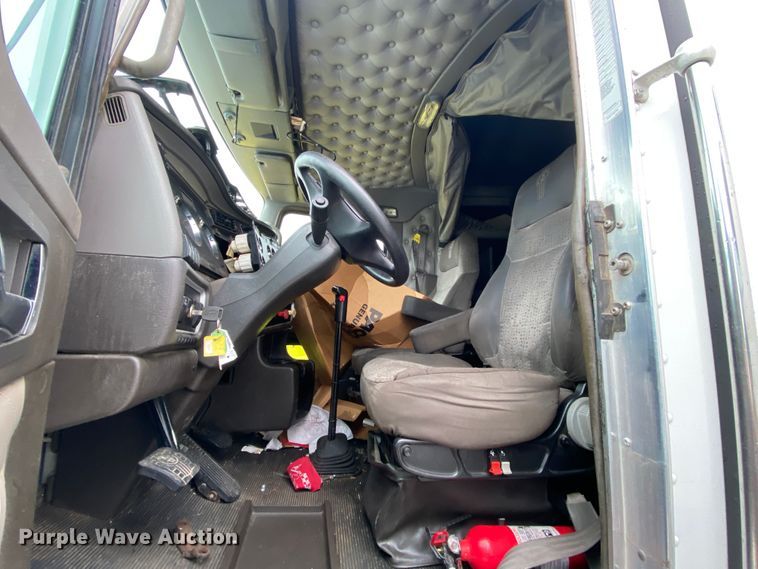 image for item HR9286 2013 Kenworth T660  semi truck