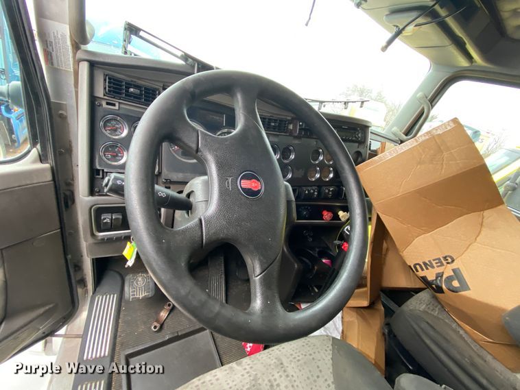 image for item HR9286 2013 Kenworth T660  semi truck