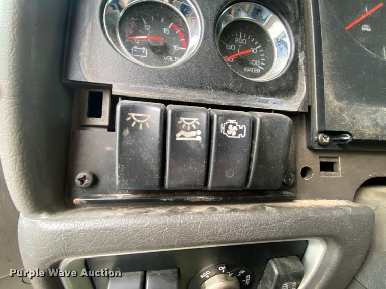 image for item HR9286 2013 Kenworth T660  semi truck