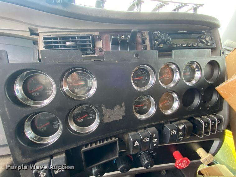 image for item HR9286 2013 Kenworth T660  semi truck