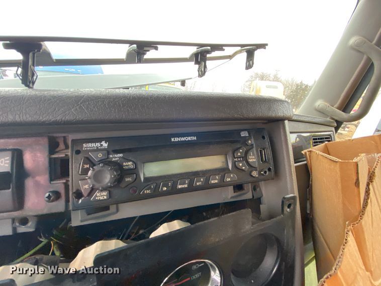 image for item HR9286 2013 Kenworth T660  semi truck