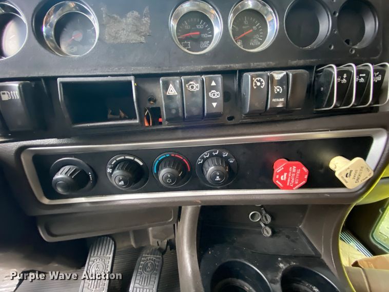 image for item HR9286 2013 Kenworth T660  semi truck