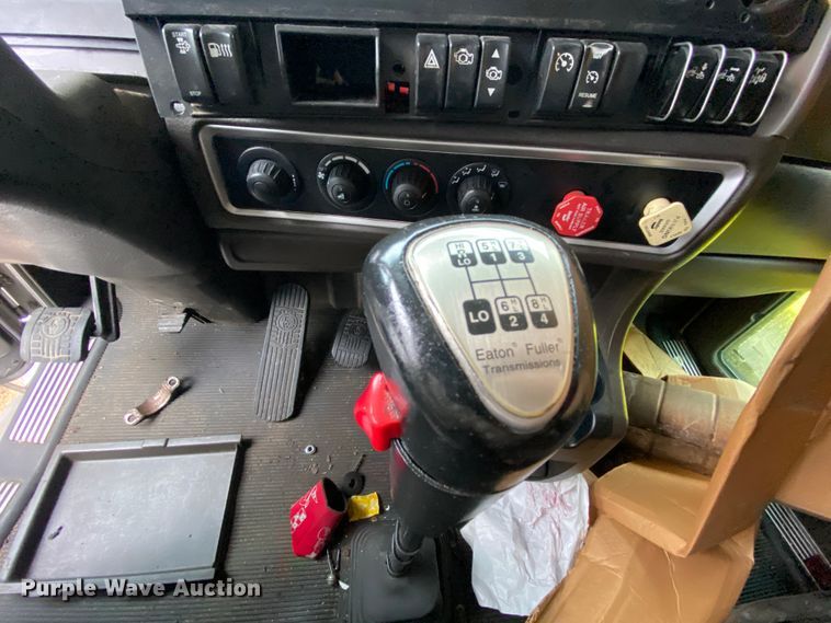 image for item HR9286 2013 Kenworth T660  semi truck