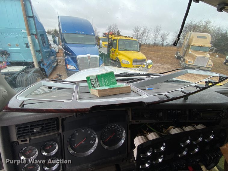 image for item HR9286 2013 Kenworth T660  semi truck