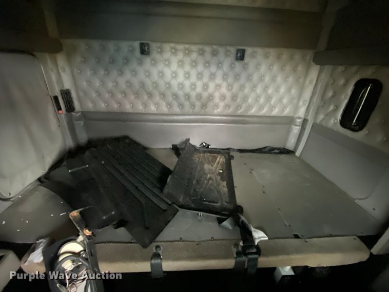 image for item HR9286 2013 Kenworth T660  semi truck