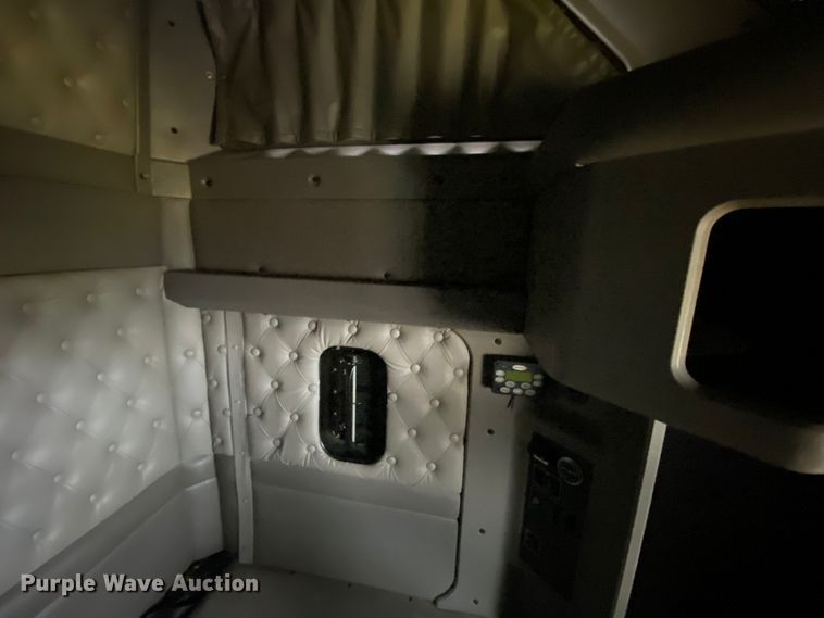 image for item HR9286 2013 Kenworth T660  semi truck