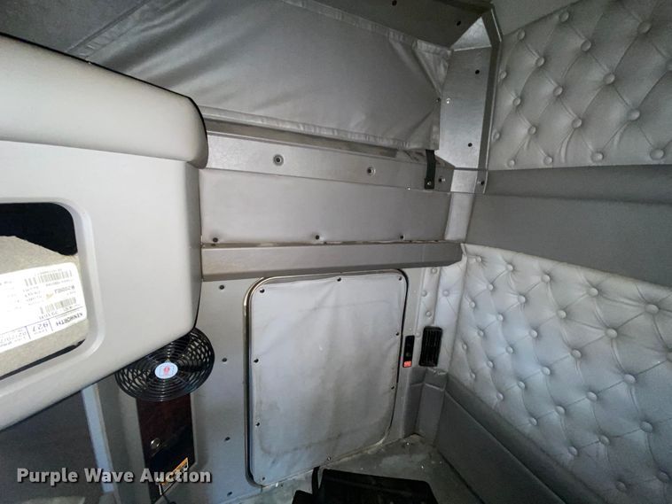 image for item HR9286 2013 Kenworth T660  semi truck