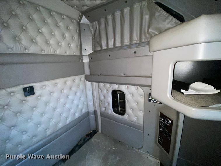 image for item HR9286 2013 Kenworth T660  semi truck