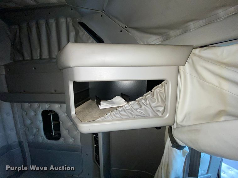 image for item HR9286 2013 Kenworth T660  semi truck