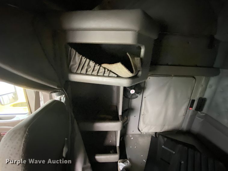 image for item HR9286 2013 Kenworth T660  semi truck