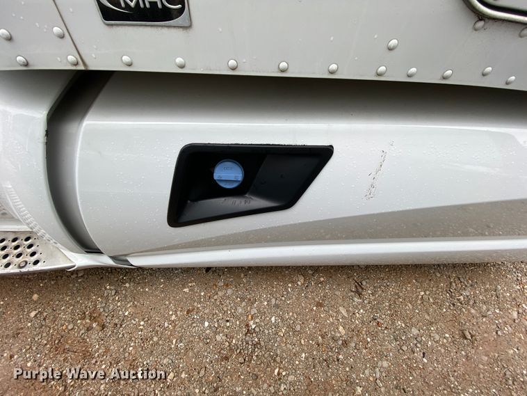 image for item HR9286 2013 Kenworth T660  semi truck