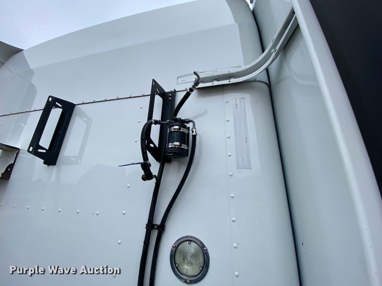 image for item HR9286 2013 Kenworth T660  semi truck