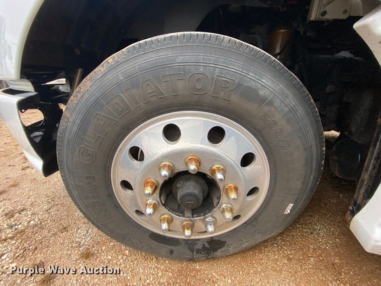 image for item HR9286 2013 Kenworth T660  semi truck