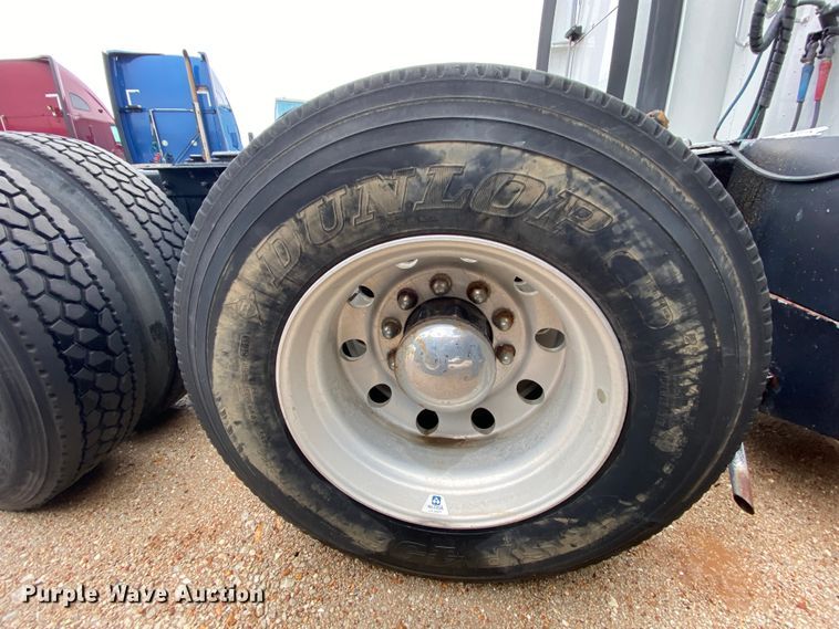 image for item HR9286 2013 Kenworth T660  semi truck