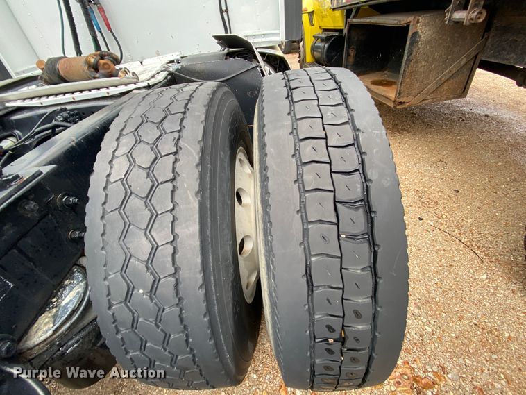 image for item HR9286 2013 Kenworth T660  semi truck