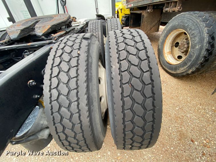 image for item HR9286 2013 Kenworth T660  semi truck