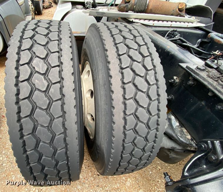 image for item HR9286 2013 Kenworth T660  semi truck