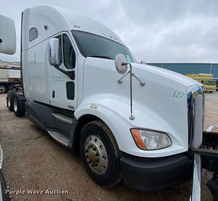 image for item HR9287 2012 Kenworth T700  semi truck