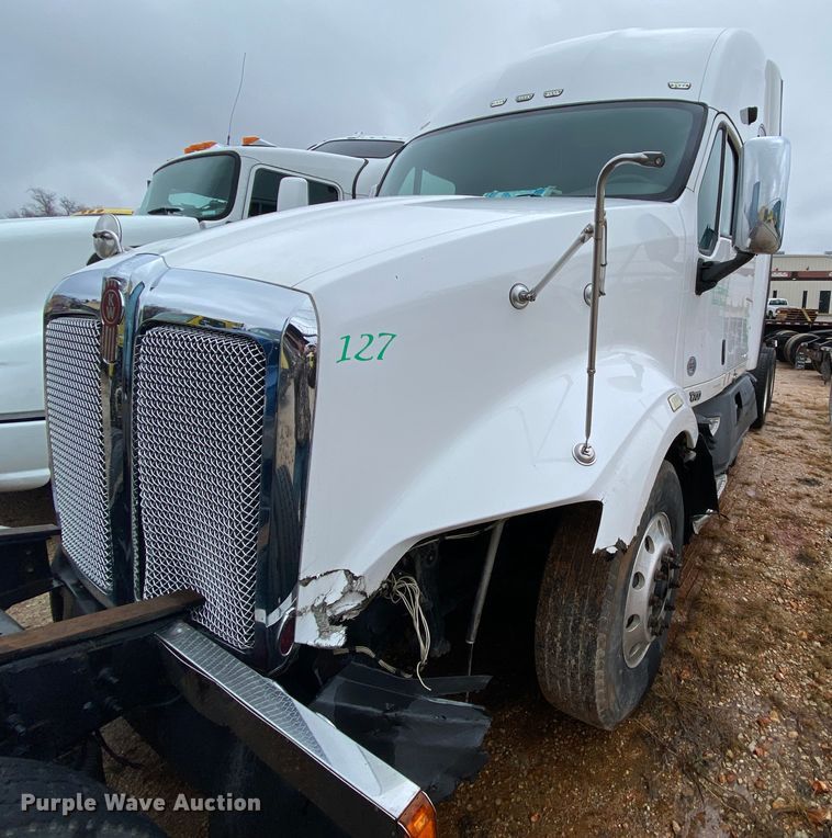 image for item HR9287 2012 Kenworth T700  semi truck
