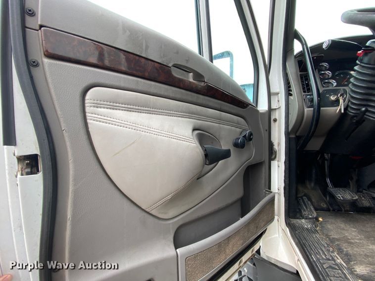 image for item HR9287 2012 Kenworth T700  semi truck