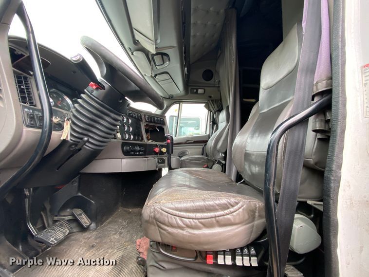 image for item HR9287 2012 Kenworth T700  semi truck