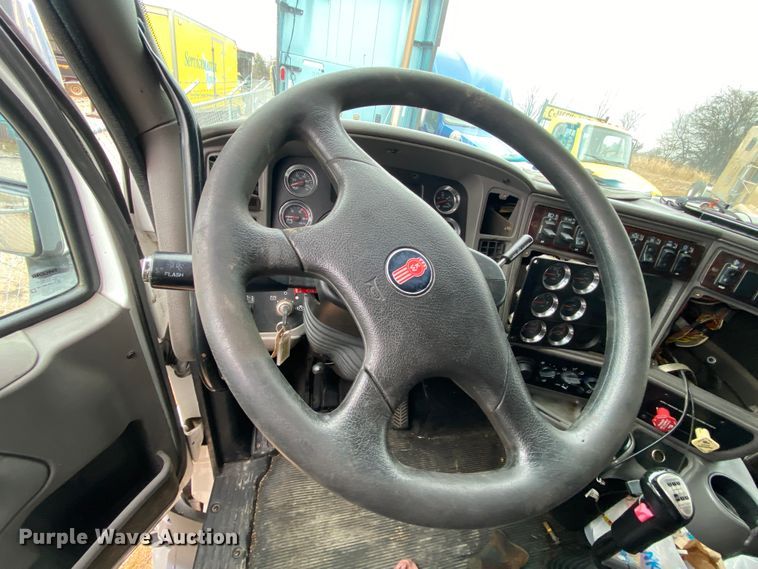image for item HR9287 2012 Kenworth T700  semi truck