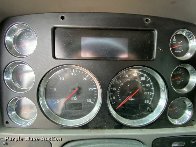 image for item HR9287 2012 Kenworth T700  semi truck