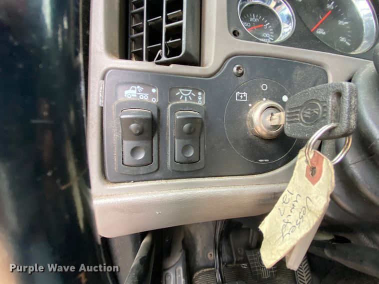 image for item HR9287 2012 Kenworth T700  semi truck